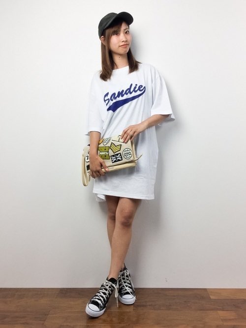 T Luke V Twitter そのジャージで軽いカルチャーショックを受けたのが わざと大きいサイズのジャージをブカブカに来て 下ショートパンツ で合わせてワンピースっぽく着るというロンtコーデをした若い女子がおった事 そんな人多分おらんかった そら こんな