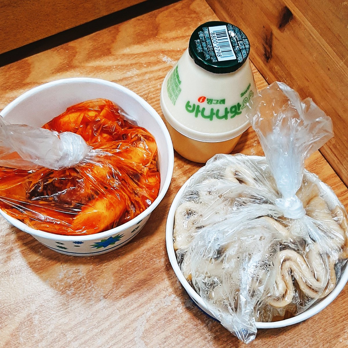 alamanuar_'s tweet photo. Oh suddenly I miss this Korean street food combo set + convenience store popular drink.
- Tteokbokki
- Eomuk
- Banana Uyu
#visitkorealater #koreanstreetfood #throwbackkorea #alamkekorea #tteokbokki #eomuk #bananauyu #kfood #koreanfood #kfoodies #떡볶이 #어묵 #바나나우유 https://t.co/0QC4fCGBwW