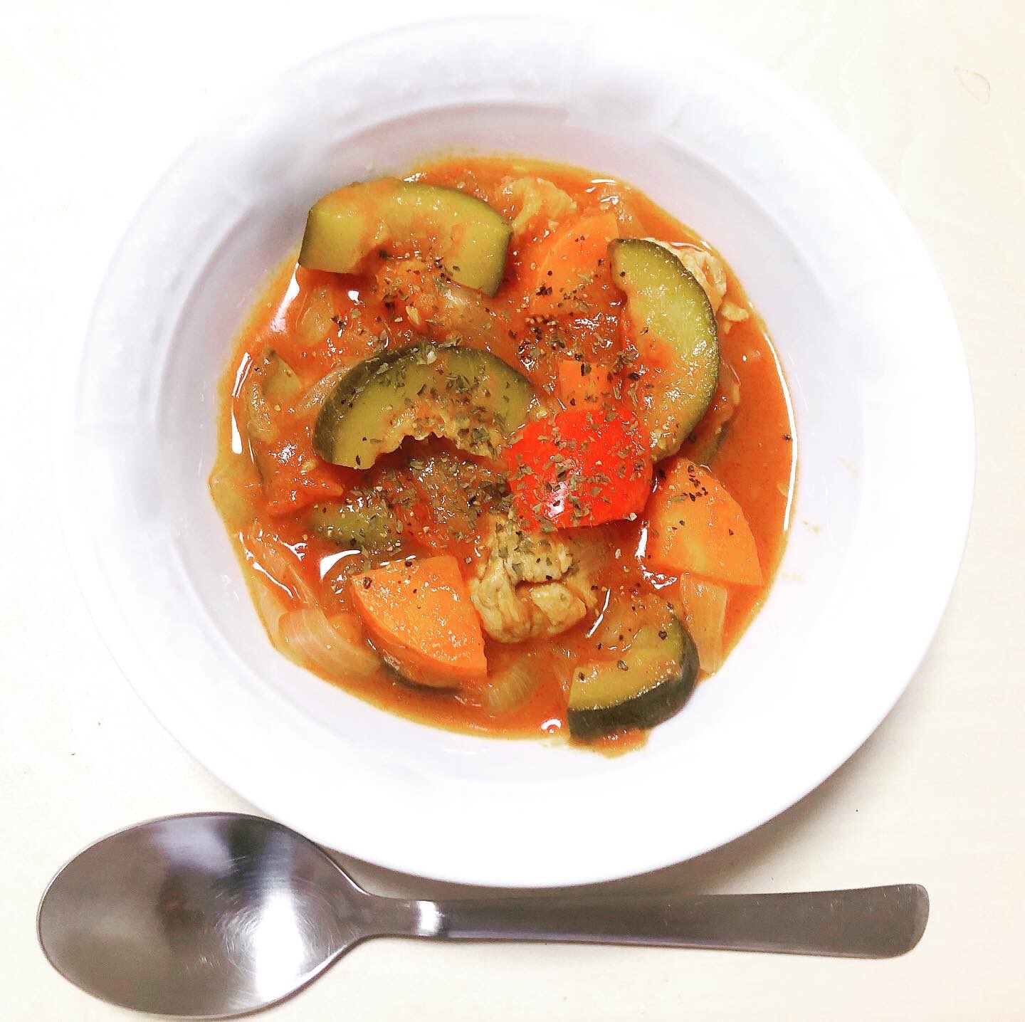 Kitchen Worcar キッチンワーカー 最近お店でよく見かけるようになった ズッキーニ を使って トマト煮込み を作ってみました 材料 4人前 ズッキーニ 1本 にんじん 1 2本 玉ねぎ 1個 パプリカ 1個 鶏モモ肉 300g オリーブオイル トマト缶 1缶 400g