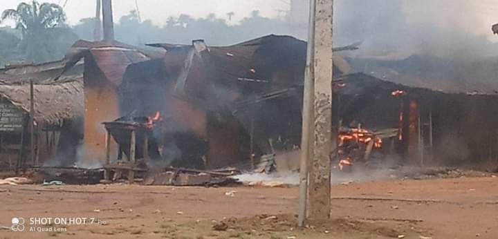 von_Bismack's tweet image. Breaking: Government forces are razing homes and properties in Amangwu Ohafia Abia State, eastern Nigeria.

There is currently a genocide happening in South East Nigeria being carried out the govt.

Please help us and raise your voices
#June12thProtest