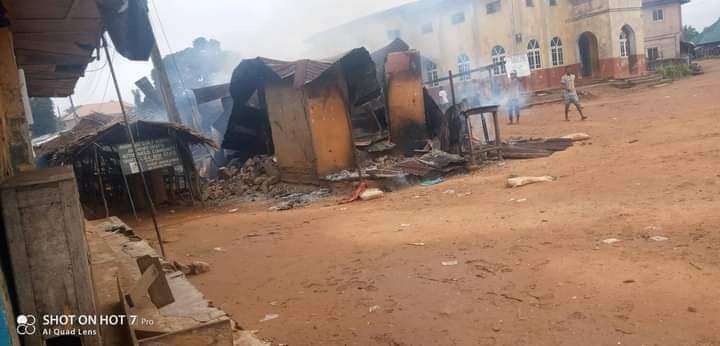 von_Bismack's tweet image. Breaking: Government forces are razing homes and properties in Amangwu Ohafia Abia State, eastern Nigeria.

There is currently a genocide happening in South East Nigeria being carried out the govt.

Please help us and raise your voices
#June12thProtest