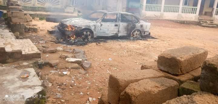 von_Bismack's tweet image. Breaking: Government forces are razing homes and properties in Amangwu Ohafia Abia State, eastern Nigeria.

There is currently a genocide happening in South East Nigeria being carried out the govt.

Please help us and raise your voices
#June12thProtest