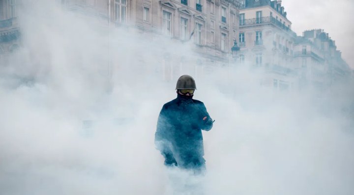FirstDoctor's tweet image. First Aid Tips for Tear Gas &amp;amp; Pepper Spray

1. Wear your facemask
2. Briefly hold your breath, don't inhale
3. Run from the smoke to a safer place
4. Wash your hands quickly
5. Flush your face with water for 10 mins
6. Change your clothes
#June12thProtest #KeepitOn

Retweet..