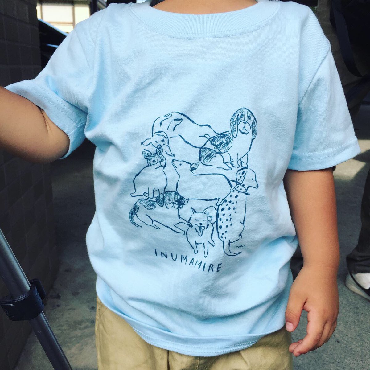 SUZURIで販売中の「INUMAMIRE」「NEKOMAMIRE」シリーズから犬まみれTシャツが届きました🐶!
私は大きめに着たかったので男性Msize(グレー)。kids110㎝、男性Lsizeも。
夏はTシャツ!ご購入くださった方々もガシガシ着てくださいー!
AYA OKAWA online shop→ https://t.co/Go9Nc4zcOM https://t.co/NRseSz8owz 