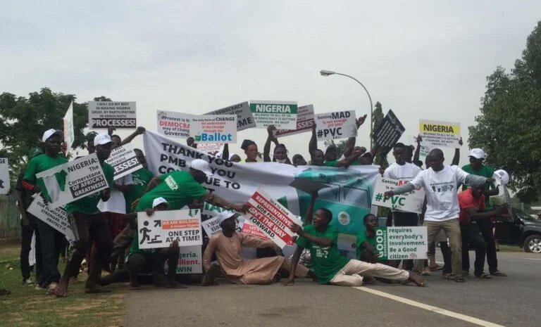 thecableng's tweet photo. Buhari supporters mob June 12 protester in Abuja | TheCable https://t.co/KuoUP4WpAE

#June12thProtest #DemocracyDay https://t.co/c8sgCpB7pE