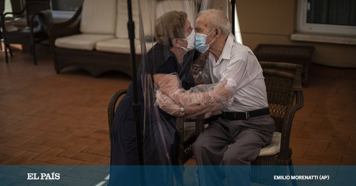 elpais_foto's tweet photo. Fotos: Las imágenes con las que @EmilioMorenatti gana el #Pulitzer https://t.co/AuzkZ3kRKx El fotógrafo gana el prestigioso premio por captar el efecto de la pandemia en las personas mayores https://t.co/es4CWqaTAp