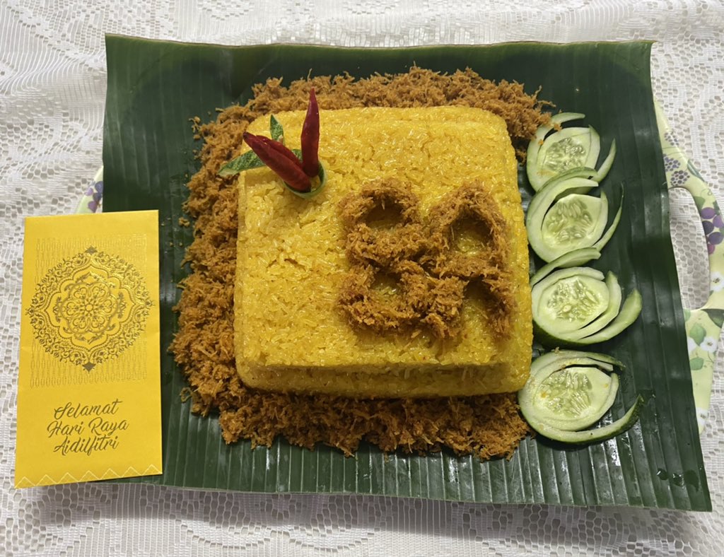 ahmadmaslan's tweet photo. #SPM 2020- 8A 1B 1C pelajar cemerlang Huzaiqah Fitriah (anak sedara saya) di SMA (Arab) An-Nur #Benut #Pontian #Johor

Ada duit sedikit, #pulut kuning &amp; wadai kiping #durian juadah org #Banjar, utk dia

Selamat maju jaya kpd lepasan SPM. Teruskan belajar walau apa jua keputusan. https://t.co/Fnw85Z1Kj8