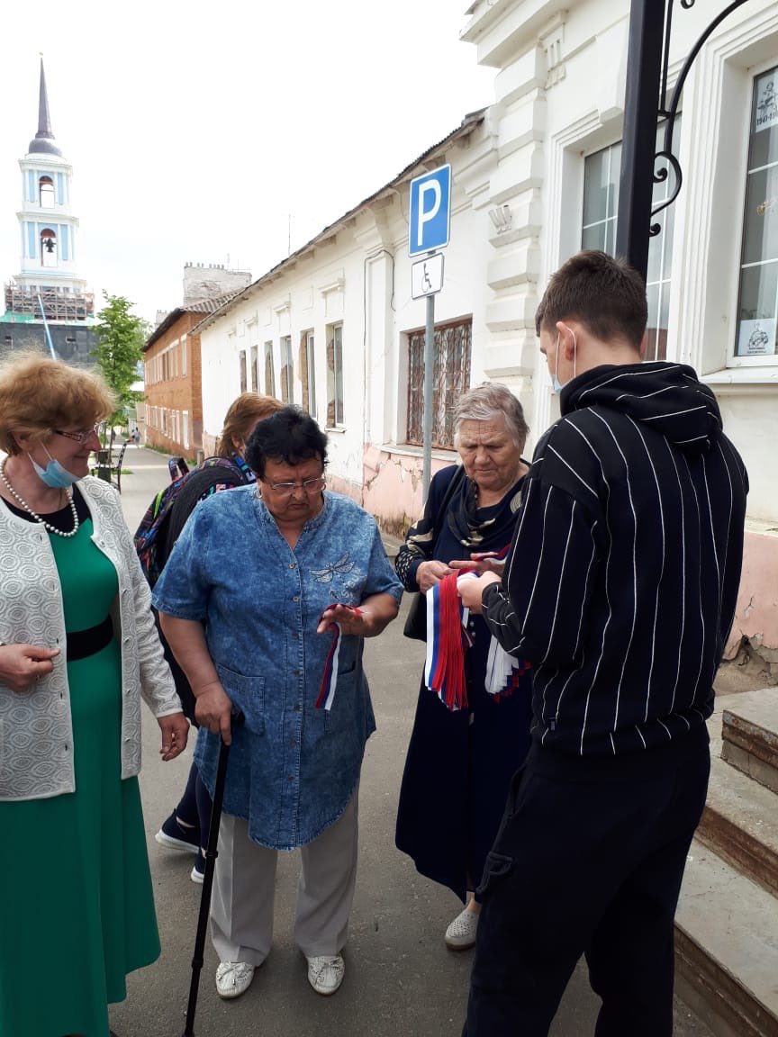12 июня,в  День России во всех регионах страны прошла акция «Мы - граждане России!».
Волонтеры Центра поддержки добровольчества и «Волонтеры Победы» Веневского района информировали граждан города о празднике и об основных символах Российской Федерации и раздали ленточки–триколор.