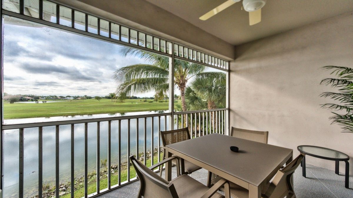 NaplesVacation's tweet photo. This 2-bedroom, 2-bathroom condo + den sleeps 6 and is located in the Greenlinks Community which is highlighted by the community pool and hot tub. Book Today 👉 https://t.co/gIaFld818w https://t.co/I4NNu2O0nq