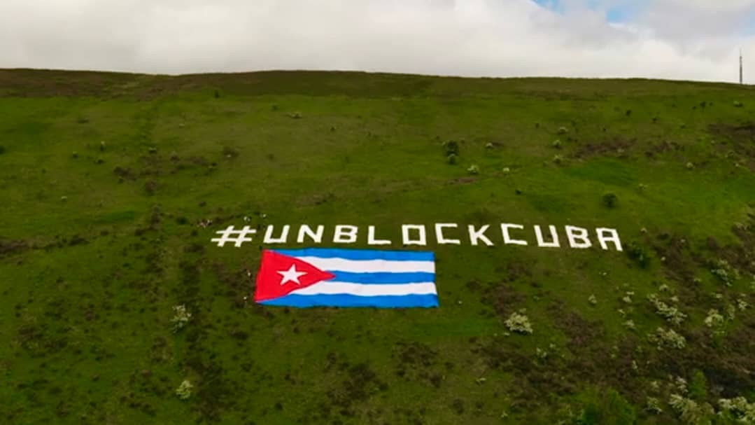 Amigos irlandeses y cubanos residentes, han colocado en una colina visible desde la ciudad de Belfast, una bandera de #Cuba, de 46 por 23 metros, la más grande en el mundo. La acompaña un letrero también gigante, demandando #UnblockCuba.