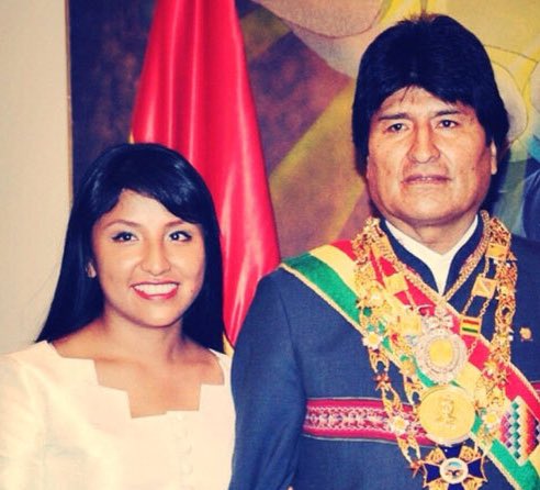 twittterologo's tweet photo. Si ud. Se vacuno con la primera dosis verifique su certificado https://t.co/XfzT60GZ6U
Este es el certificado de Vacunación de Eva liz Morales llama la atención que ella tiene recién 26 años, tendrá enfermedad de base?? O es personal de salud ?? https://t.co/87xPfuCk3O