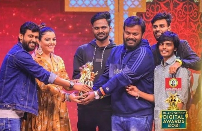 @I__Arulraj <a href="/BlackSheepTamil/">Black Sheep</a> இவனுக்கு அவார்டு வேற 🤦🏻‍♂️
