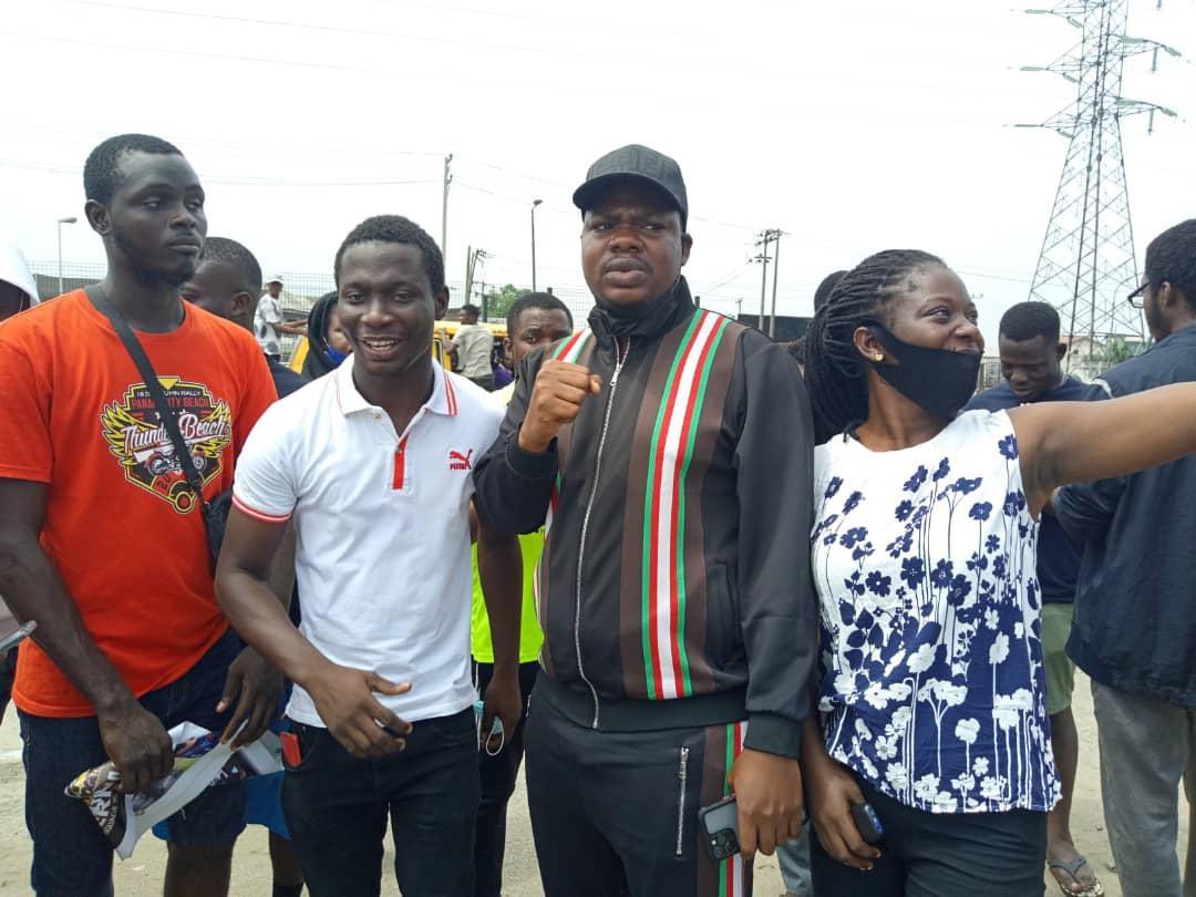 Gistloversblog1's tweet photo. Comedian, Mr Macaroni Joins  #June12thProtest Protesters At Gani Fawehinmi Park In Ojota https://t.co/sik3ZqpmIz
