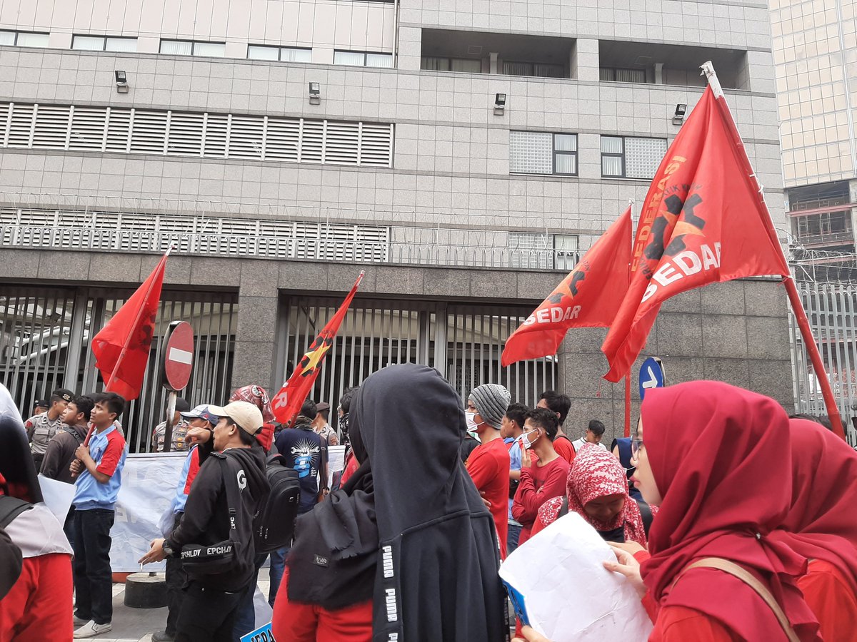 Mohammadalwifa2's tweet photo. Ketika buruh melawan karna benar dan untuk kebaikan bersama malah di PHK sepihak..tetap lawan dan lawan !
#BoikotProdukAice 
#boikotaice_eskrim_china https://t.co/Cl0eSDE2Rr