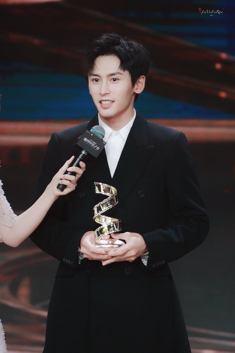 ZhangzhehanThai's tweet photo. ยินดีด้วยค่ะบอส กับรางรางวัล

นักแสดงที่ได้รับการติดตามมากที่สุดแห่งปี จางเจ๋อฮั่น
Cr.奈_EyesOnLie and LaVieEnRoseI张哲瀚
#ZhangZheHanxWeiboMovieAwards https://t.co/KiUYeBgDUM