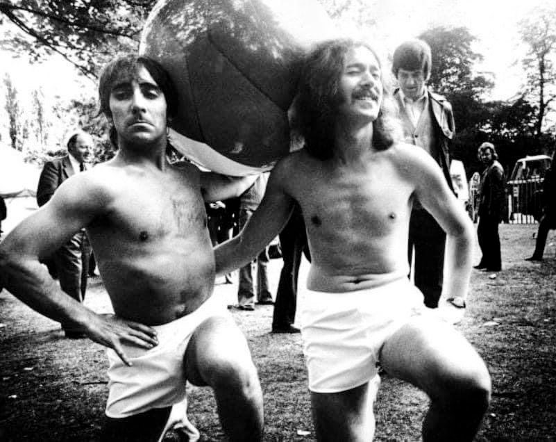 EclecticaUK's tweet photo. Enjoy the weekend music fans!☀️
These fellas certainly knew how to enjoy themselves.
#TangledUpInMusic https://t.co/TK10Szr7z3