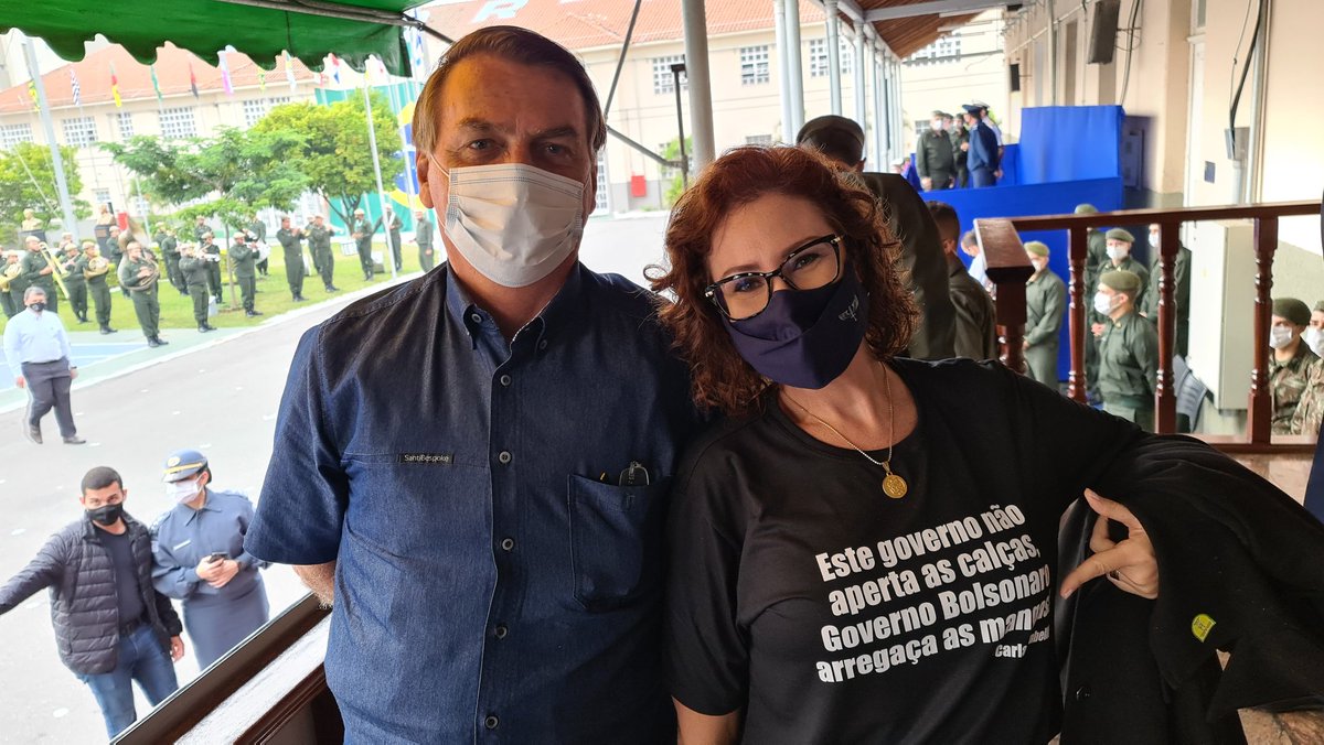 ZambelliCarla_'s tweet photo. Este governo não aperta as calças, o Governo Bolsonaro ARREGAÇA AS MANGAS!

A frase que virou até camiseta! 😜 https://t.co/MnibLv8rAd