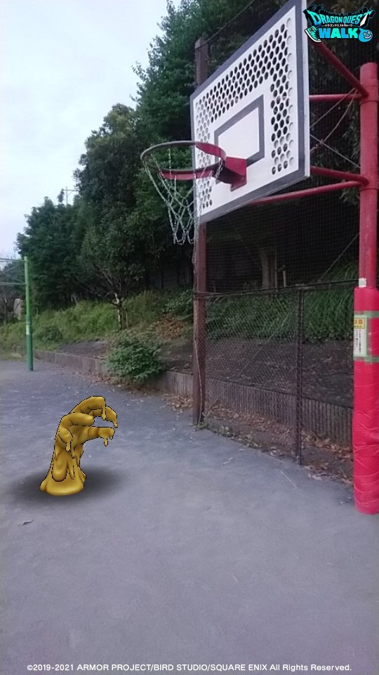 わくちん On Twitter Dqウォークフォトコン 6月のテーマ 運動 マドハンドと バスケの 練習中 右手は 手を ひろげて 左手は ボールに そえるだけ あぁ 右も 左も ないのか じゃあ なかまを よぶ でも あんまり たくさん よばないでね
