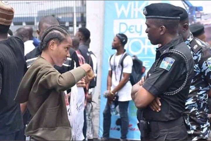 Abiso_la's tweet photo. I don’t know what she is telling the man but she’s right!!!
#KeepitOn  #June12thProtest https://t.co/Def4D74GbJ