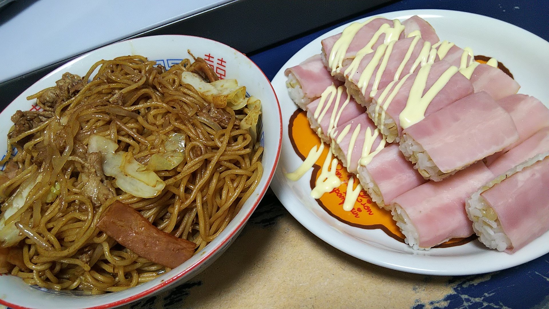 ダルマ 晩ごはんに焼きそばと久々にベーコンにぎりこさえました 3 T Co Zg6i1gvij4 Twitter