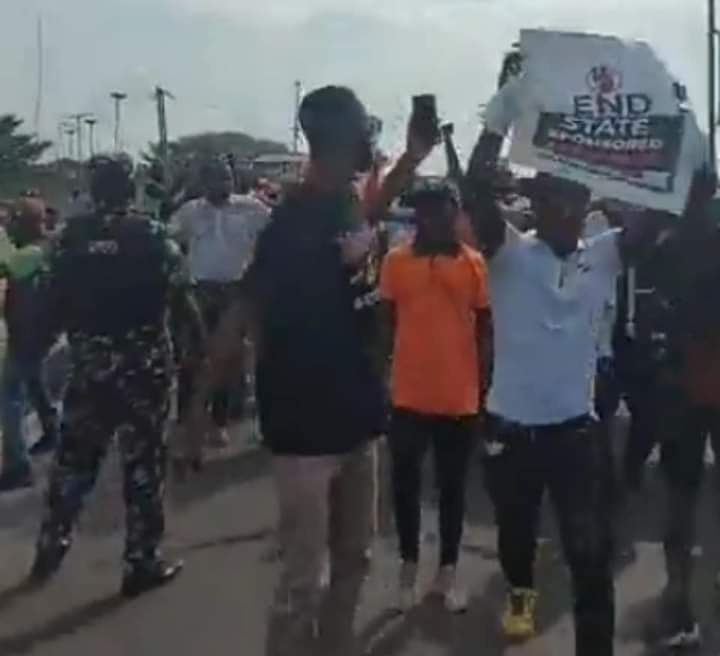 RichyRik2's tweet photo. @BBCWorld And @BBCBreaking  isn't reporting about what's going on in Nigeria. They are shooting at unarm peaceful protesters in Nigeria. #EndBadGovernanceinNIGERIA #BuharMustGo #June12thProtest @POTUS @VP @BBCNews @G7 @europeanunion.They led protest to get to power. No one interrupted them https://t.co/2nawnuled8
