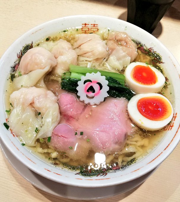 王子のキング製麺。出汁の効いた澄んだスープとワンタンが美味しいお店。 