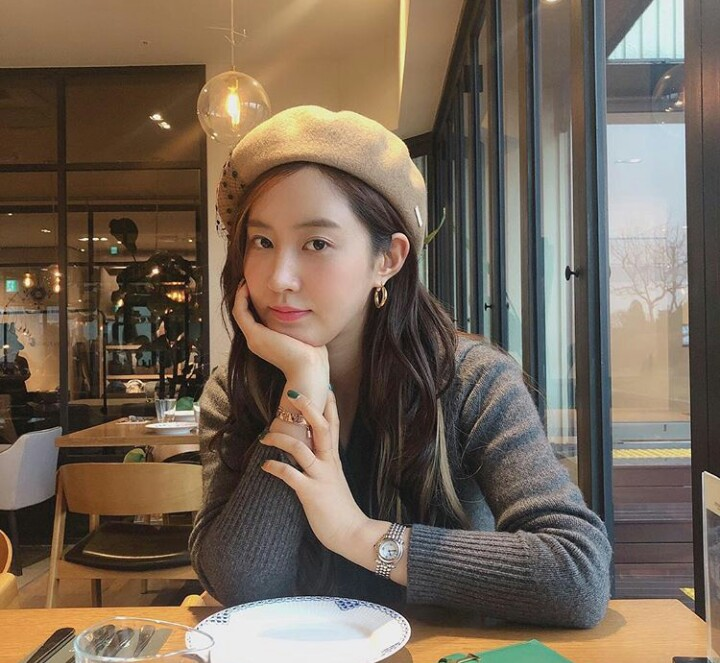 m0nsterRookie's tweet photo. the mother                            the daughter https://t.co/Vt5dc2Wzs1