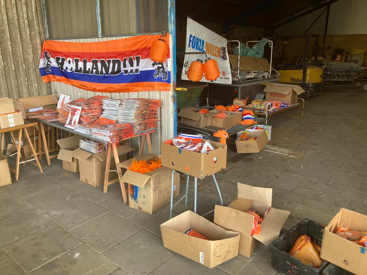 Forza4Energy's tweet photo. TE KOOP EK ORANJE ARTIKELEN 
In Rutten bij Team Forza4Willem @ferdinanddijkst #brulshirts #vlaggen mutsen, slingers teveel om op te noemen. Opbrengst is voor @energy4all_nl Stuur @ferdinanddijkst een pb en hij legt het klaar voor je. Alleen ophalen, geen verzenden https://t.co/15oXeHG53y