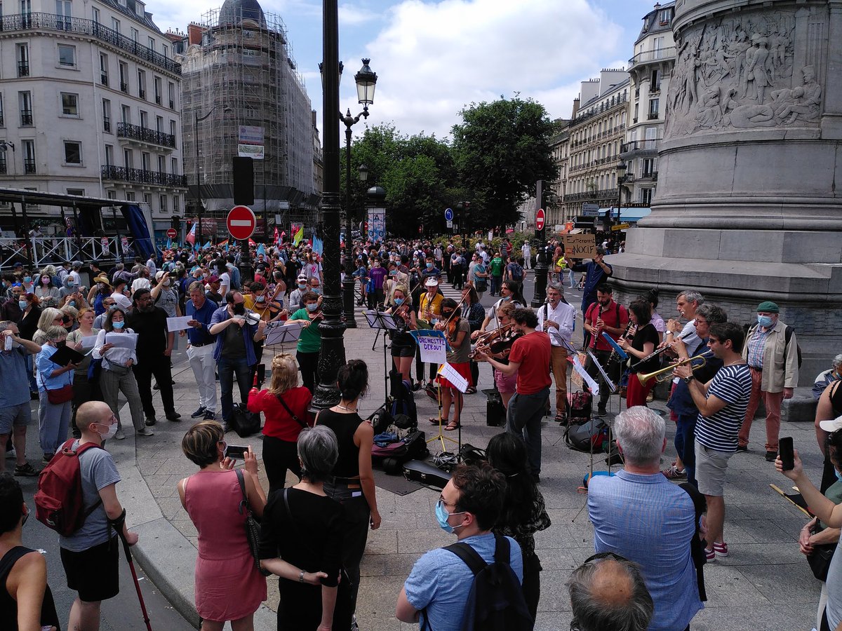 mguiraud's tweet photo. L'@OrchestreDebout  Lance le concert de la #MarcheDesLibertes https://t.co/3NwQCMuCba
