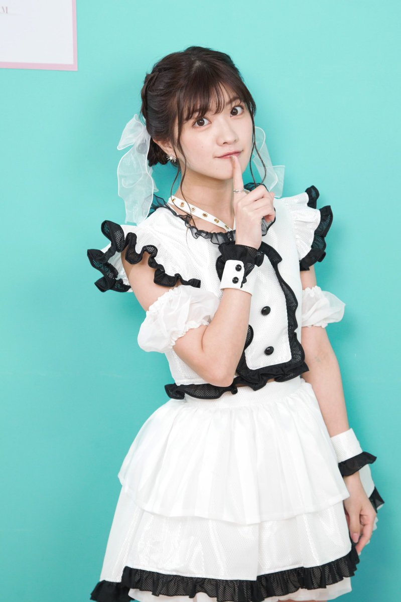 TobyEveryDay's tweet photo. Day 3 of the new KissBee outfit reveals! Today we have Misaki and Seika! 💙💚

Misaki looks very fashionable, the jacket fold is like a black lightning bolt! ⚡ And Seika is extremely cute in an outfit with bare arms and a huge ribbon in her hair! 😍

I am excited for the new MV! https://t.co/gCyYCh0eQ9