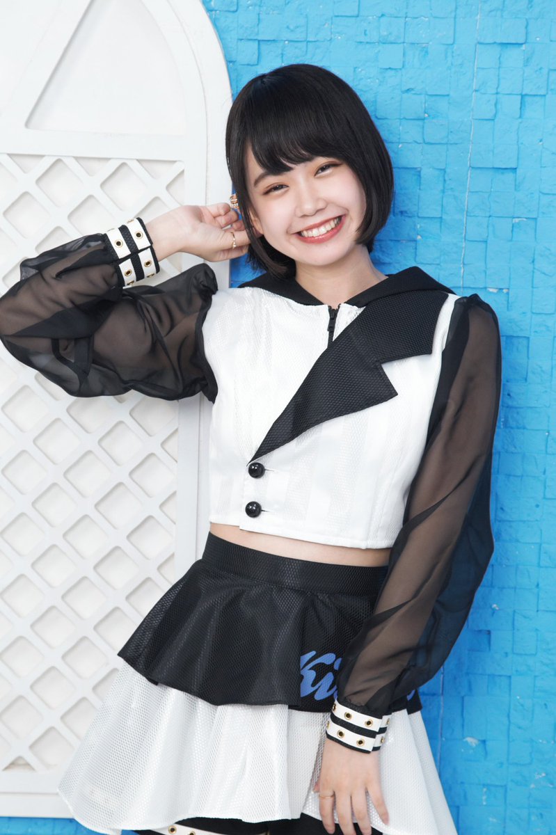 TobyEveryDay's tweet photo. Day 3 of the new KissBee outfit reveals! Today we have Misaki and Seika! 💙💚

Misaki looks very fashionable, the jacket fold is like a black lightning bolt! ⚡ And Seika is extremely cute in an outfit with bare arms and a huge ribbon in her hair! 😍

I am excited for the new MV! https://t.co/gCyYCh0eQ9