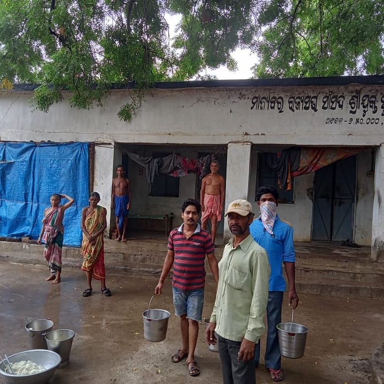 BudharajaD's tweet photo. #ସେବା_ପରମୋ_ଧର୍ମଃ 🙏❤
ପୂର୍ବ ସଟଡାଉନ ପରି ଆଜି ମଧ୍ଯ 
ତା. ୧୨/୦୬/୨୦୨୧ ରିଖ ରେ #ବୁଢାରଜା ଯୁବ ସମାଜସେବୀ ସଂଗଠନ, ସୋନପୁର ଏବଂ #ଜୁହାର_ପରିବାର ବାଙ୍ଗଲୋର ର ମିଳିତ ଉଦ୍ୟମ ରେ ସୋନପୁର ସହରର ବିଭିନ୍ନ ସ୍ଥାନ ରେ ଖାଦ୍ୟର ଆବଶ୍ୟକତା କରୁଥିବା ପ୍ରତ୍ୟେକ ବ୍ୟକ୍ତିଙ୍କୁ ରନ୍ଧା ଖାଦ୍ଯ ବଣ୍ଟନ କରାଯାଇଥିଲା ।। https://t.co/p4B4DX3s2p