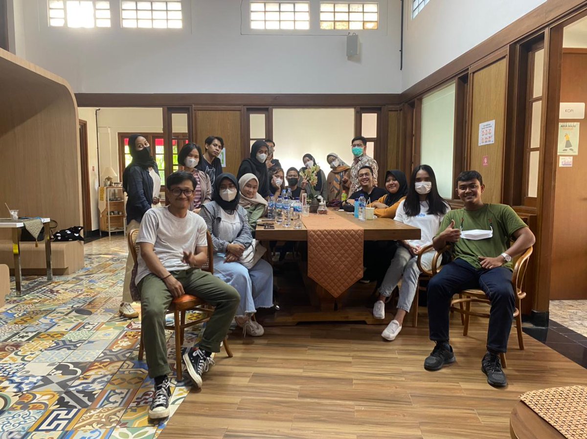 1dayescape's tweet photo. konferensi meja mula #1dayescape https://t.co/YTZSSehSoL