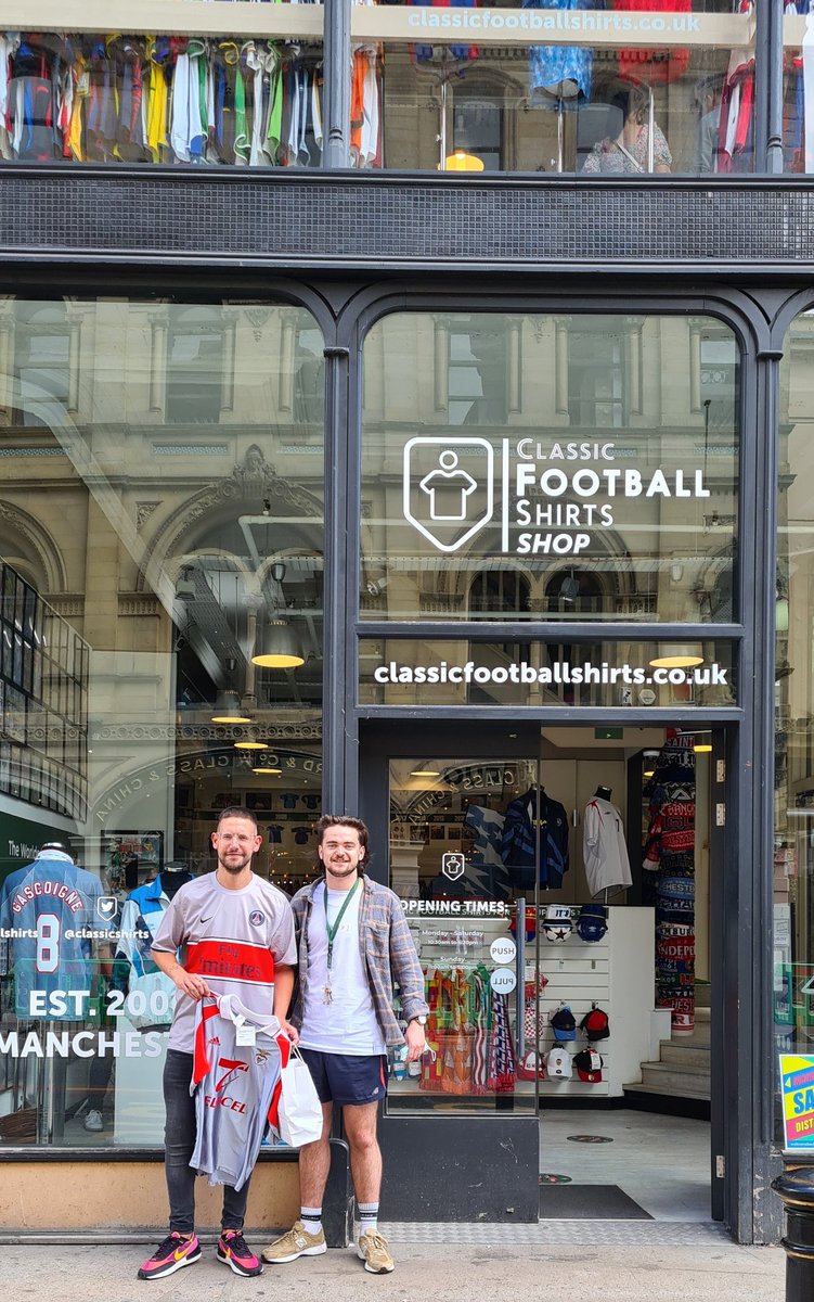 WinksFootball's tweet image. Great visit to @cfsmcr good to meet you Charlie, top bloke🤝 
Treated myself to Benfica 1990-00 away shirt. I was attracted to it by how shiny it is &amp;amp; its gorgeous obvs.
Thanks for the goodie bag too! 💙
#birthdayweekend