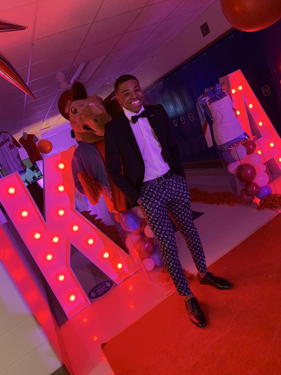 Kandiekane342's tweet photo. Kenwood final walk/prom 2021. https://t.co/oEO7bmuq1j