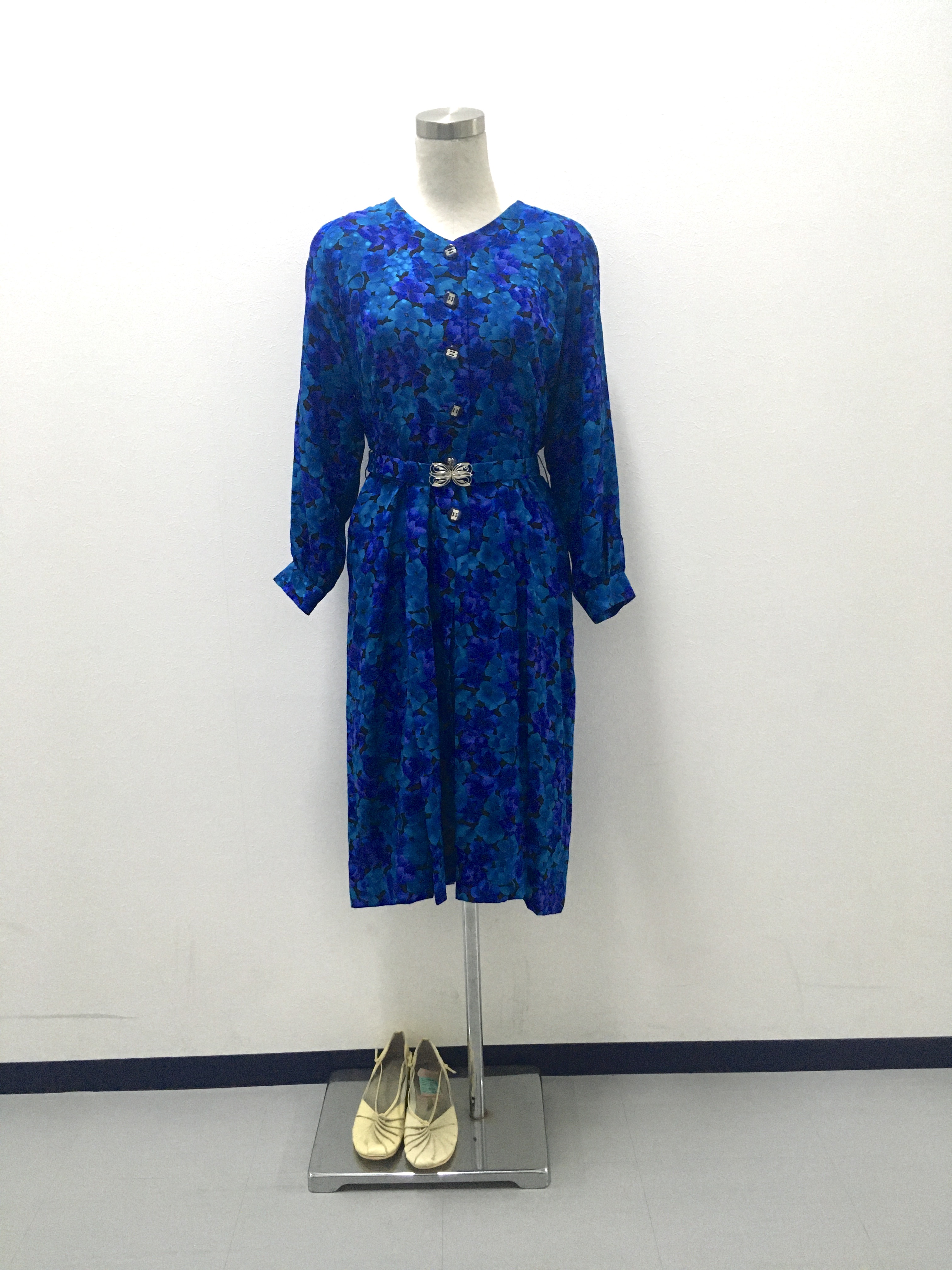 Earth Used Clothes 新入荷商品 去年履いてたパンツが入らない スタッフです あゝ 惨め 本日は新入荷商品紹介 紫陽花柄ワンピースです T Co hfkswahs Twitter