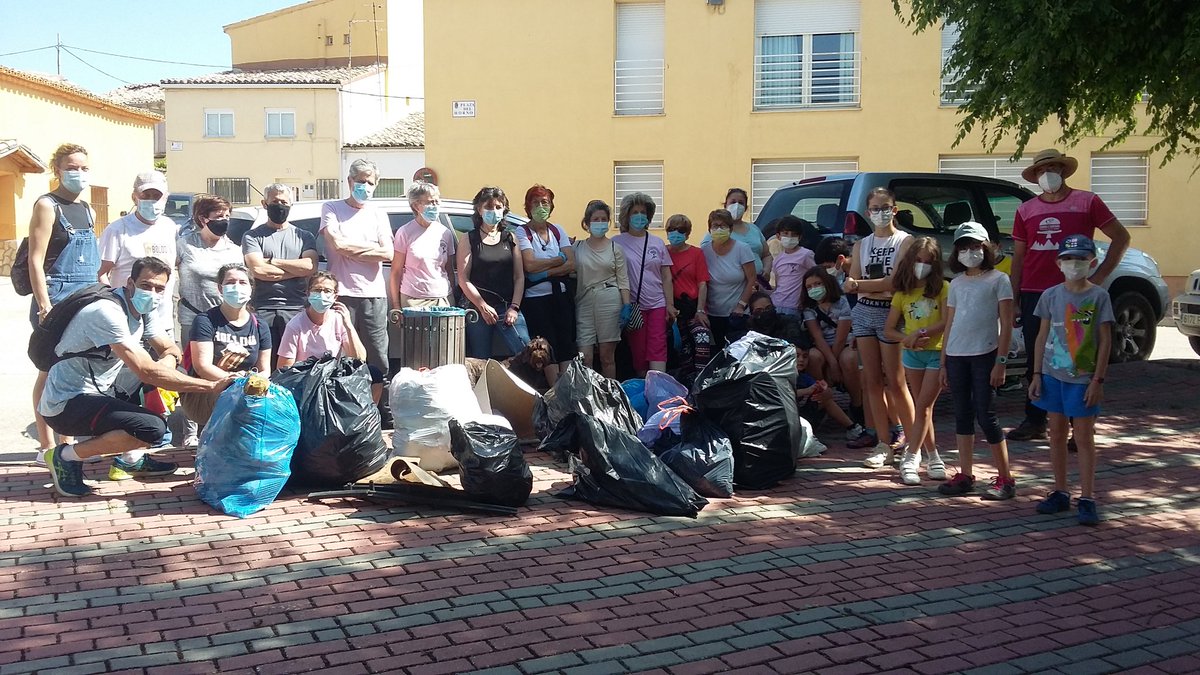 SerraniaV's tweet photo. Más de 30 participantes de @SerraniaV y la AMPA de Villalba de la Sierra, Cuenca, limpiando de  #basuraleza el Tablazo, la ribera del Júcar y las cunetas hacia Portilla y Zarzuela @SEO_BirdLife @ecoembes. ¿Conseguiremos mantenerlo limpio en verano? Volveremos a ver en septiembre! https://t.co/PVbudx5oq9
