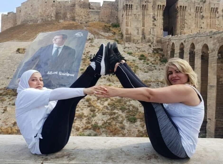 - كل حدا الو طريقتو بحب الرئيس.. وهي الدليل 
- بس شباب بليز من دون تنمر.. يو نو في مؤامرة عالبلد ويمكن المواطن مضطر يفشخ ويرفع رجليه تماشياً مع المرحلة 
#سوريا