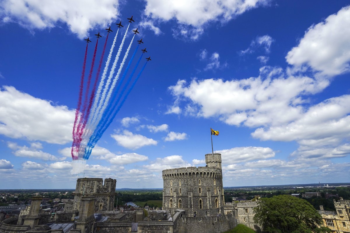 The Queen's Birthday Parade 2021 closed with a magnificent fly-past by the <a href="/rafredarrows/">Red Arrows</a> and a 41 Gun Royal Salute by The King's Troop Royal Horse Artillery 🇬🇧 

#WindsorCastle