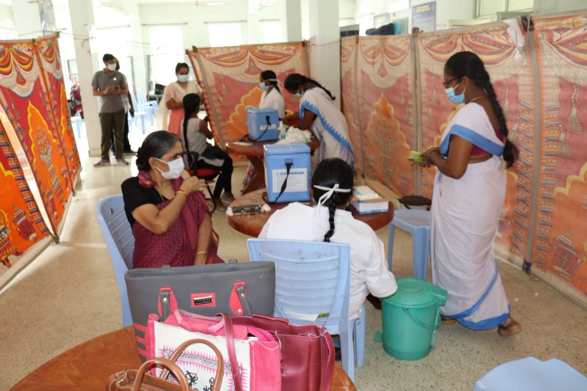 CRPF_sector's tweet photo. We serve the society and taking care of our family !!!
In collaboration with the #Telangana Health department, we organized a special vaccination drive at HQr #SouthernSector #CRPF @crpfindia #Hyderabad for the old-aged community and family members of Officers & Jawans. https://t.co/tAZ0uBx4DO