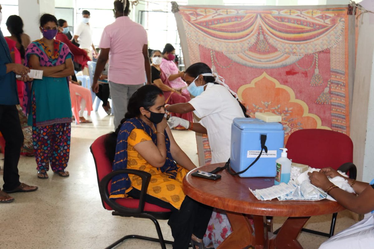 CRPF_sector's tweet photo. We serve the society and taking care of our family !!!
In collaboration with the #Telangana Health department, we organized a special vaccination drive at HQr #SouthernSector #CRPF @crpfindia #Hyderabad for the old-aged community and family members of Officers & Jawans. https://t.co/tAZ0uBx4DO
