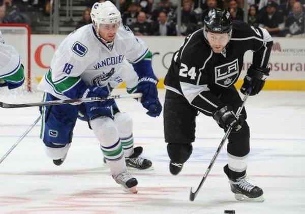 шайба для хоккея. хоккеист с шайбой. спорт хоккей. хоккеист с шайбой. обои на рабочий стол хоккей.