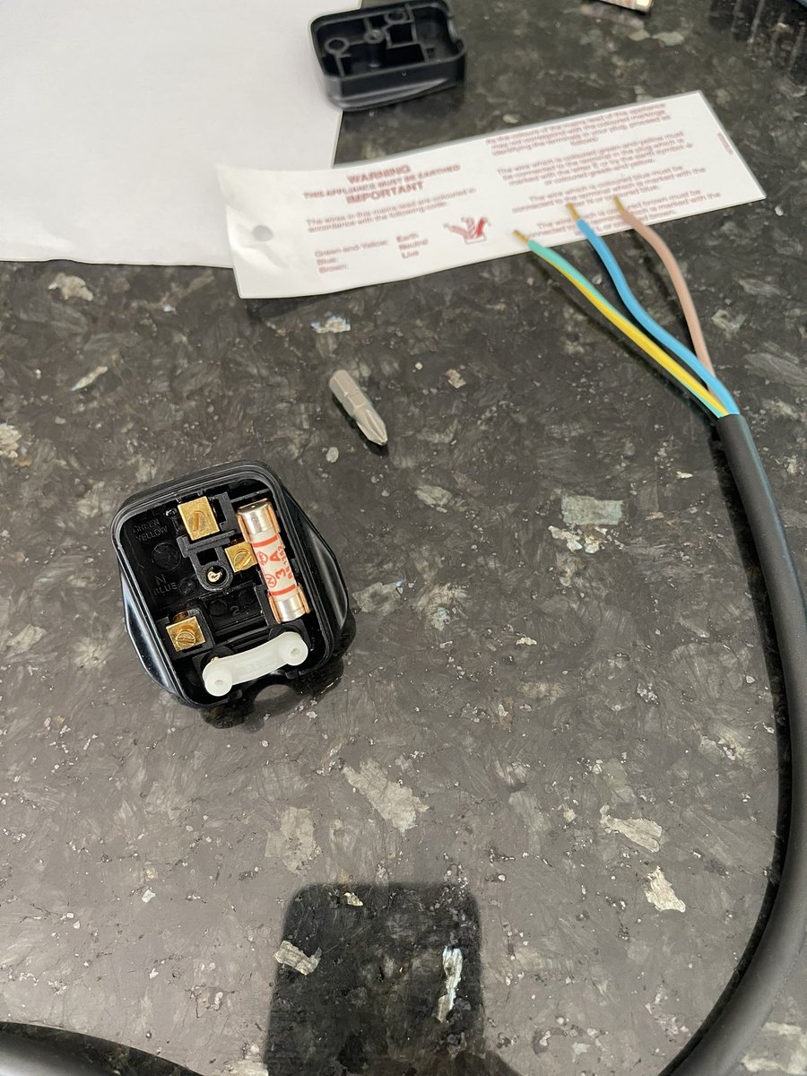 DRG99's tweet photo. Actually had to wire a plug today! 😳 Can you remember the last time you had to do that? #3PinPlug #EarthNeutralLive #Wiring https://t.co/CvhnOlvQ4z