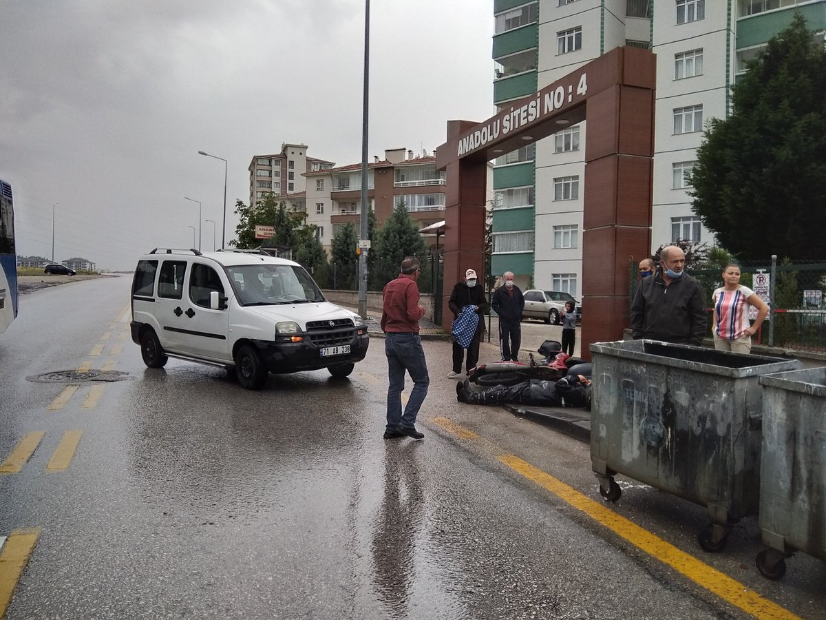 Burası Eryaman Ata mah. Gökay cad. Anadolu sitesi girişi, dün bir motosiklet sürücüsü yaralandı. Çok şükür durumu iyi. 2 ay önce aynı yerde yine bir kaza oldu, bu sefer arkadaşımız yaralandı, kaburgaları ve kolu kırıldı...
<a href="/ankarabbld/">Ankara Büyükşehir</a> 
<a href="/mavimasa/">Başkent153</a> 
<a href="/mansuryavas06/">Mansur Yavaş</a> 
<a href="/ankarakenthaber/">Kentlerden Haberler</a>