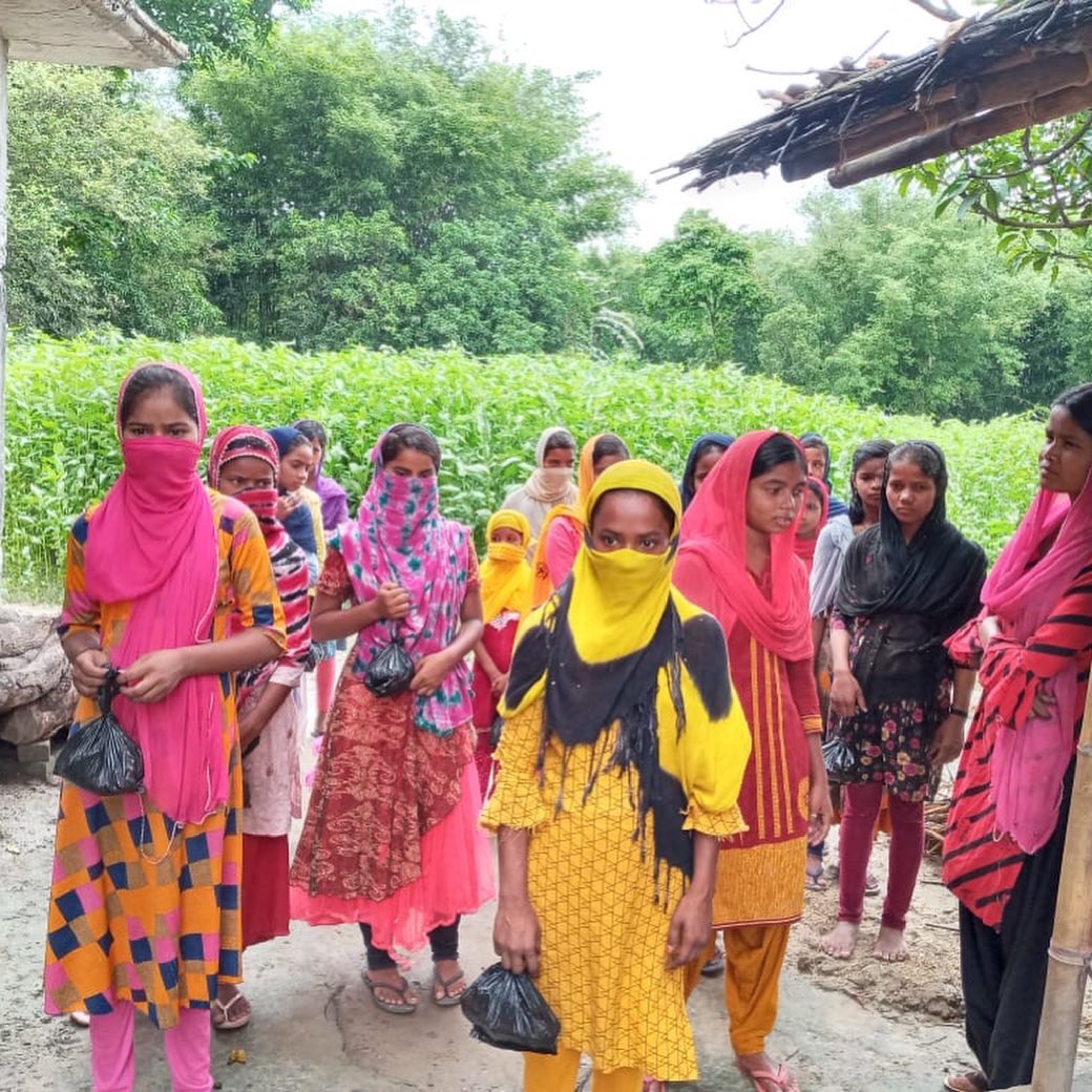 kishanganjazad1's tweet photo. Azad India Foundation today completed #hygiene kits distribution to 1380 girls studying at the learning centres under Girl Education Program #Bahadurganj.
#covidresponse
#CovidRelief
#usemasks😷
#washhandsfrequently
#stayhomestaysafe
@yumanhussain https://t.co/kRSCwfi0Tt