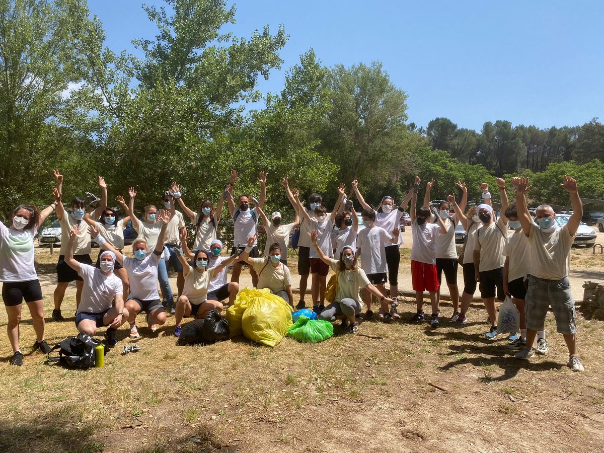 sanitas's tweet photo. Gracias a todos los voluntarios que os habéis unido a esta iniciativa de #HealthyCities para cuidar del planeta y lograr vidas más largas, más sanas y más felices. ¡Esto no habría sido posible sin vosotros! #OneHealth @PatrimNacional #Libera1m2 https://t.co/oq0VPslmSr