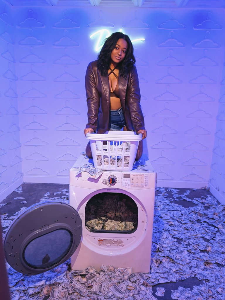 EllieEyeGH's tweet photo. We got dirty money so you know we had to clean that. #finefriends https://t.co/FawnmKsIF4