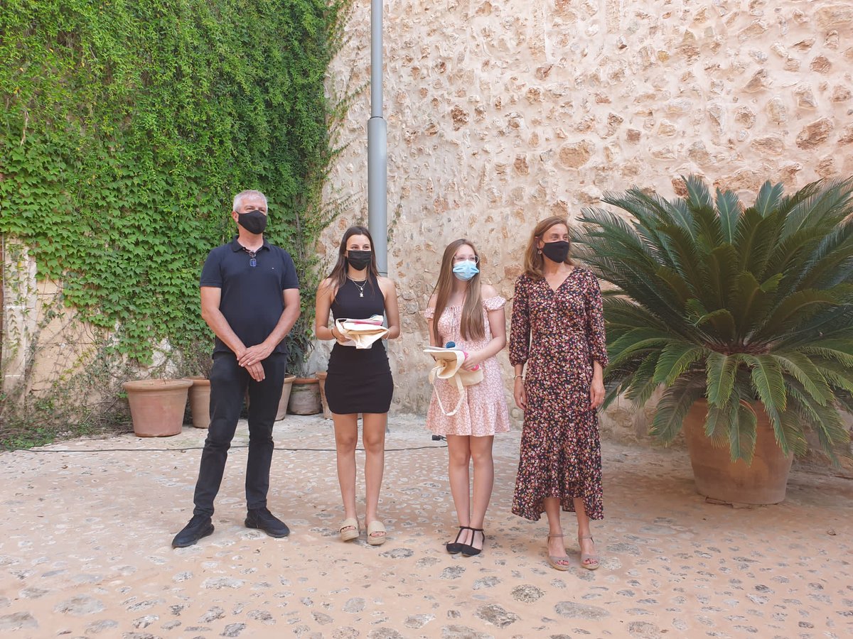 SdeTramuntana's tweet photo. Preciosa vetllada ahir a #Raixa per premiar les fotografies d'alumnat i professorat sobre el nostre #paisatgecultural que ha organitzat @IesMarratxi i @CSantAntoniAbat en un projecte #apsTramuntana.

Enhorabona als premiats! 

#10AnysTramuntana #patrimonimundialUNESCO https://t.co/UJH0x3fCqI