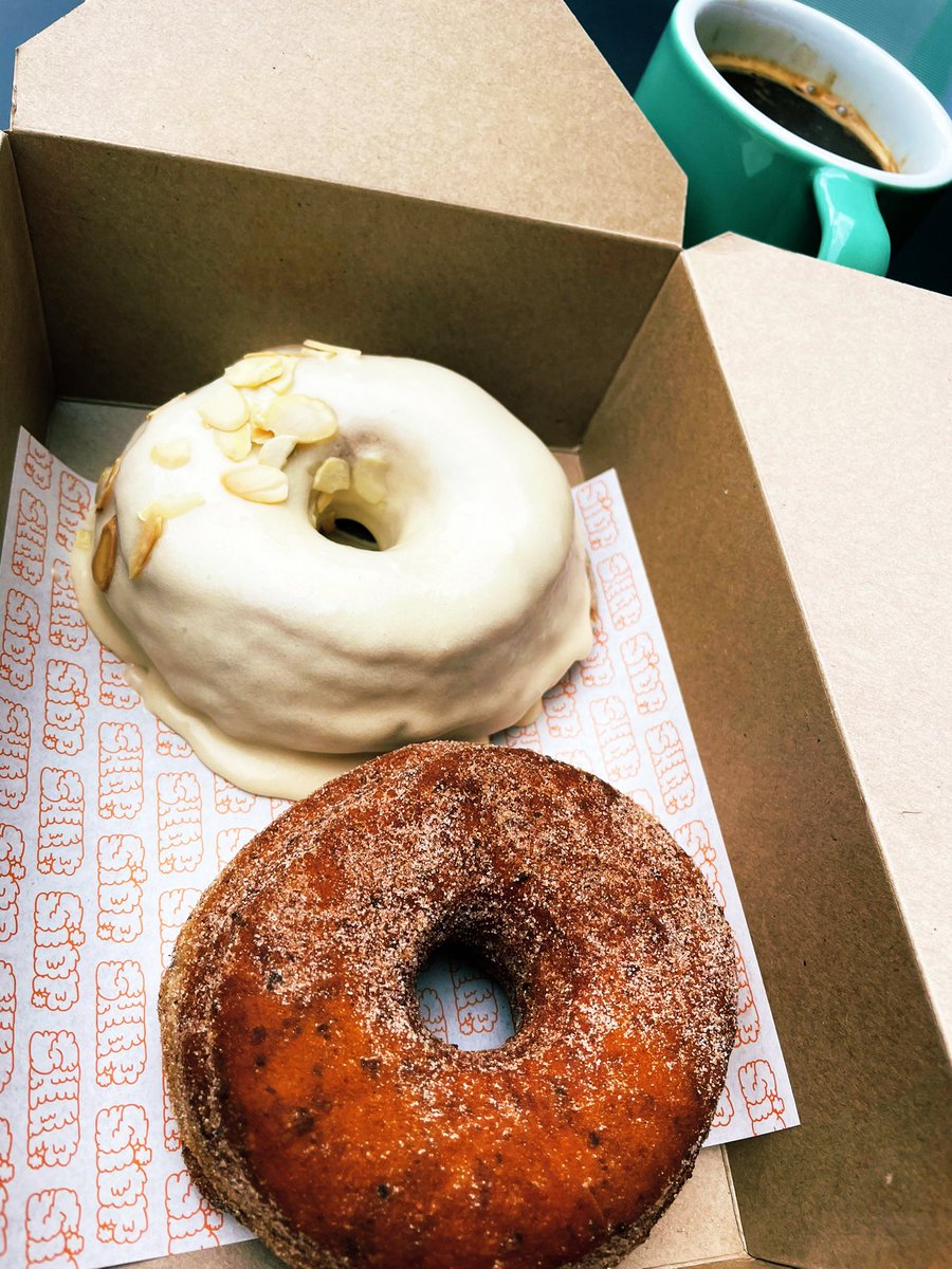 MikeC205's tweet image. Also epic doughnuts and coffee from @siopshop as per usual #RSD21 #RSD2021 #Vegan #Doughnuts #Coffee #Breakfast 🍩☕️🍩