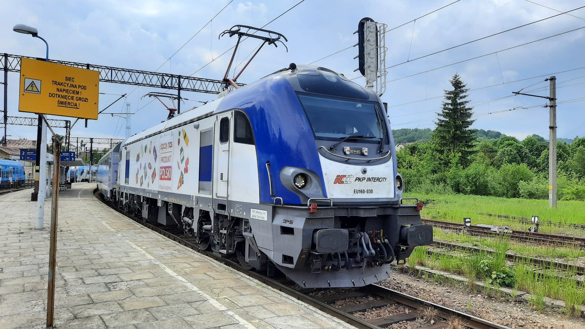LeszekMatula's tweet photo. Dzisiaj (12.06.21r.) po raz ostatni do Zwardonia przyjechał Griffin EU160-030 z poc. 1451 "Daszyński " z Warszawy Wsch. Od jutra obsługę tego pociągu przejmują Flirty ED160. Na zdjęciach w towarzystwie EN76-006 w okleinie "pociąg mistrzów". #fotografiakolejowa #EU160 #LK139 https://t.co/gKrSOqPUOq